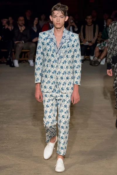 Look 18